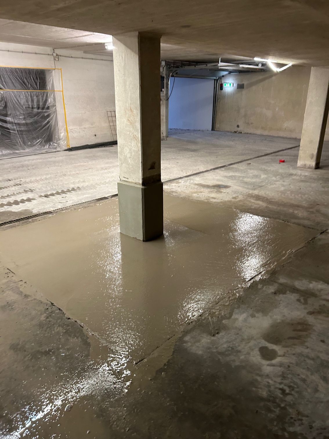 Rohbauzustand einer Tiefgarage oder eines Kellers.