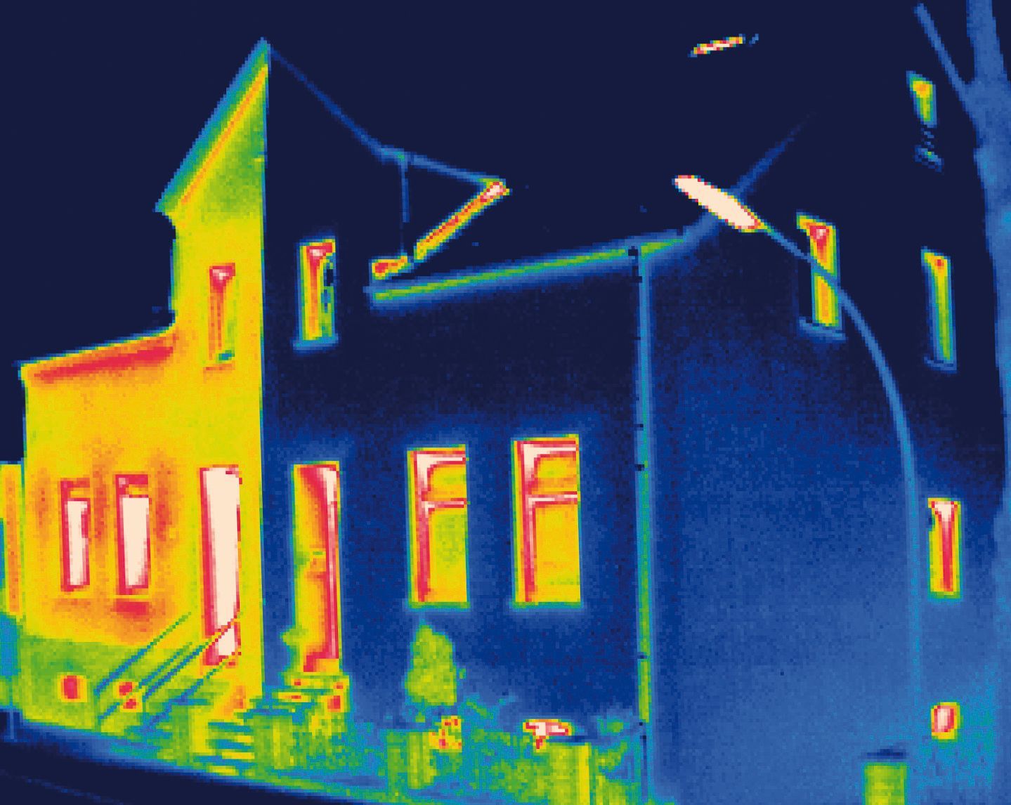 Thermografie-Aufnahme eines Hauses zur Darstellung von Wärmeverlusten.