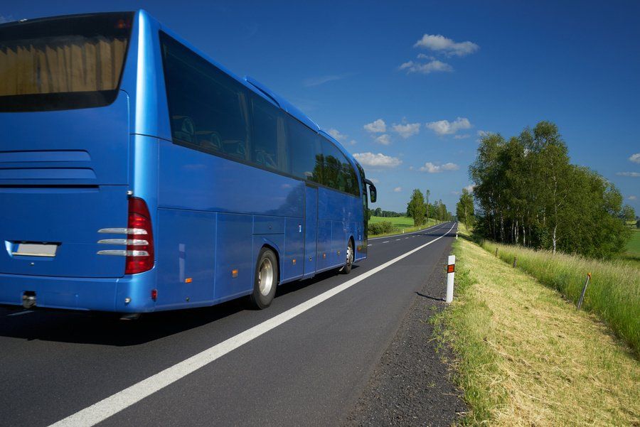 Bus bleu sur une route départementale