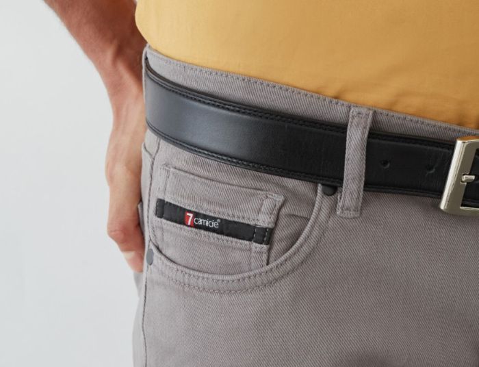 Detalle pantalón hombre claro