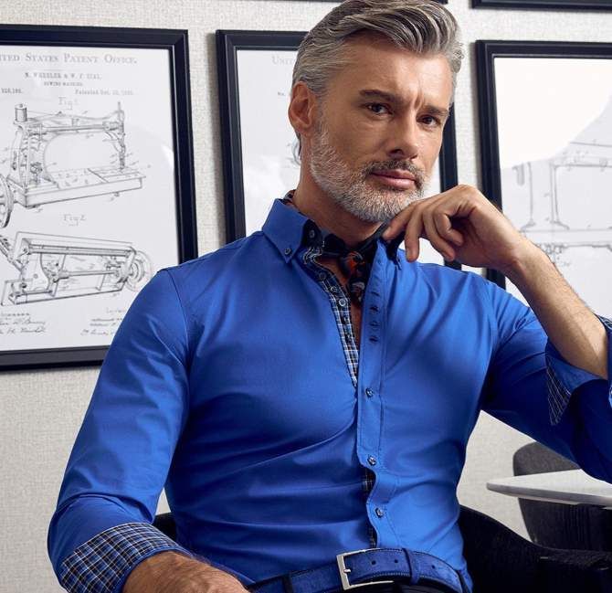 Clásica camisa azul hombre con botones especiales