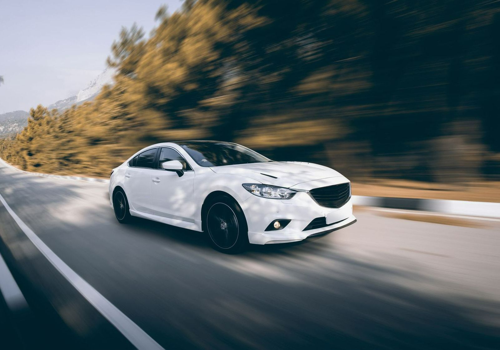 Une voiture blanche.