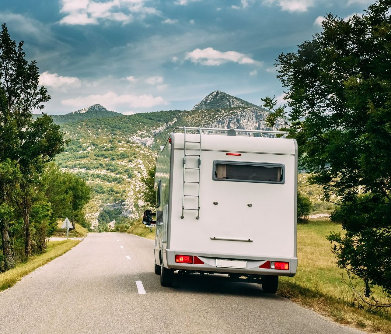 Un camping-car sur une route.