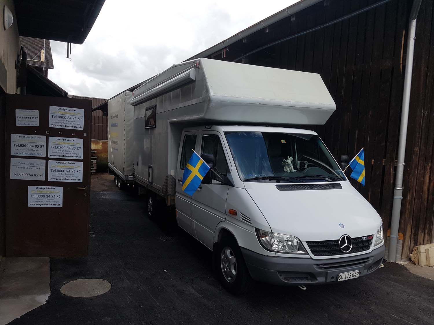 Camper mit Anhänger und Fahnen - Umzüge Lüscher-Lerch