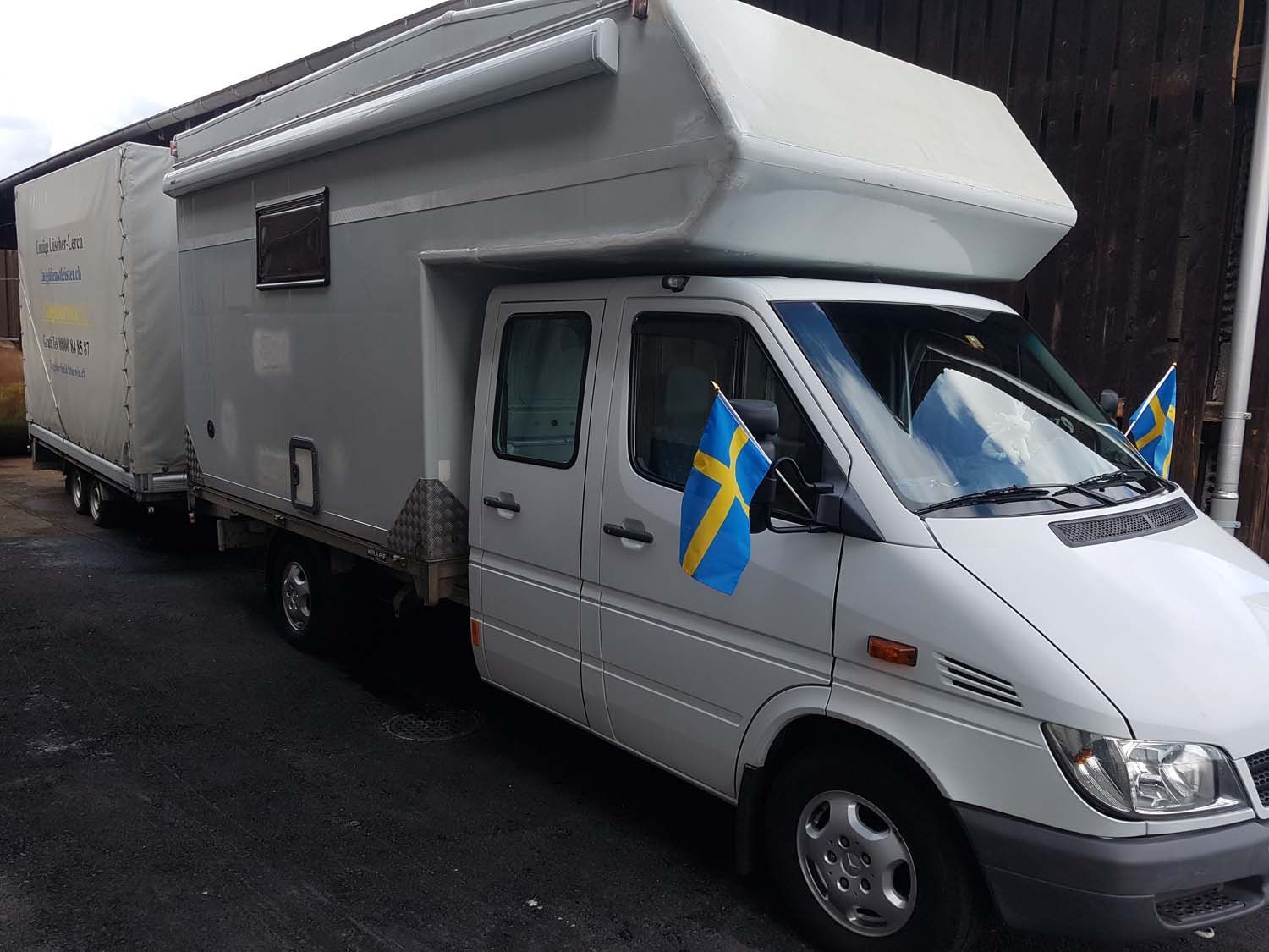 Camper mit Fahnen eng 2 - Umzüge Lüscher-Lerch