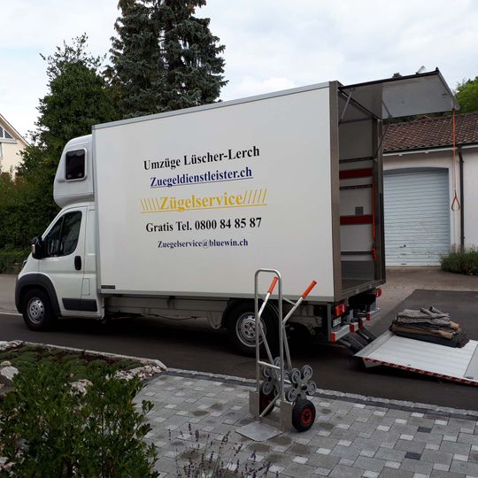 Fahrzeug vor Haus 17 - Umzüge Lüscher-Lerch