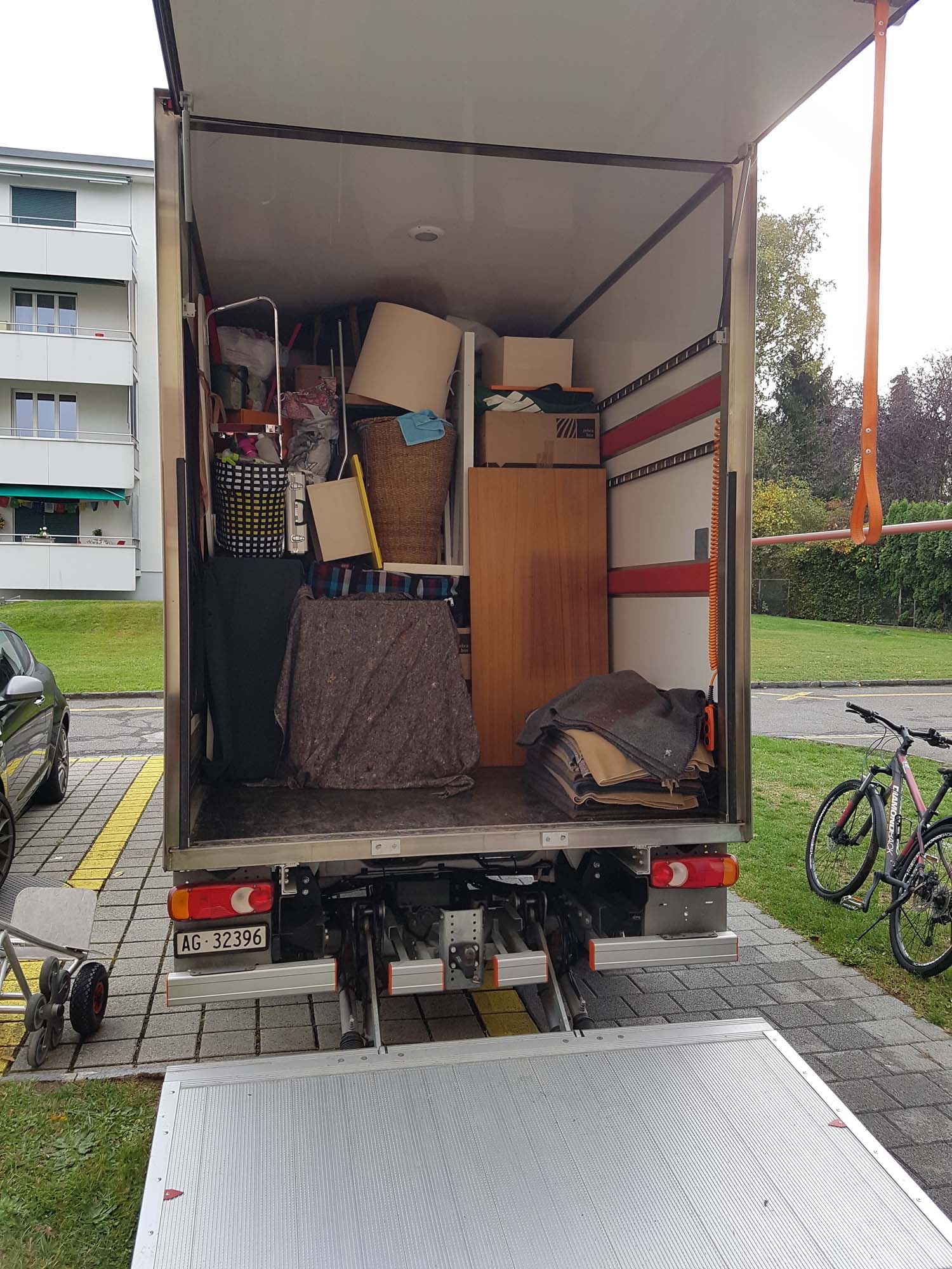 Fahrzeug beladen - Umzüge Lüscher-Lerch