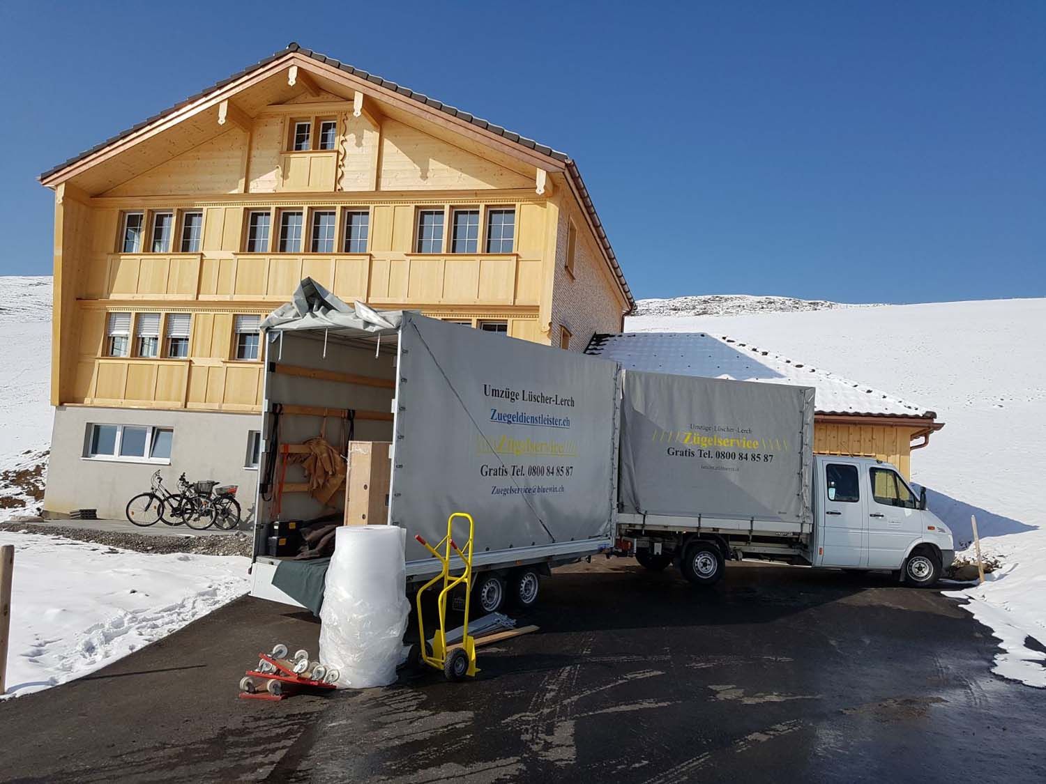 Fahrzeug vor Chalez - Umzüge Lüscher-Lerch