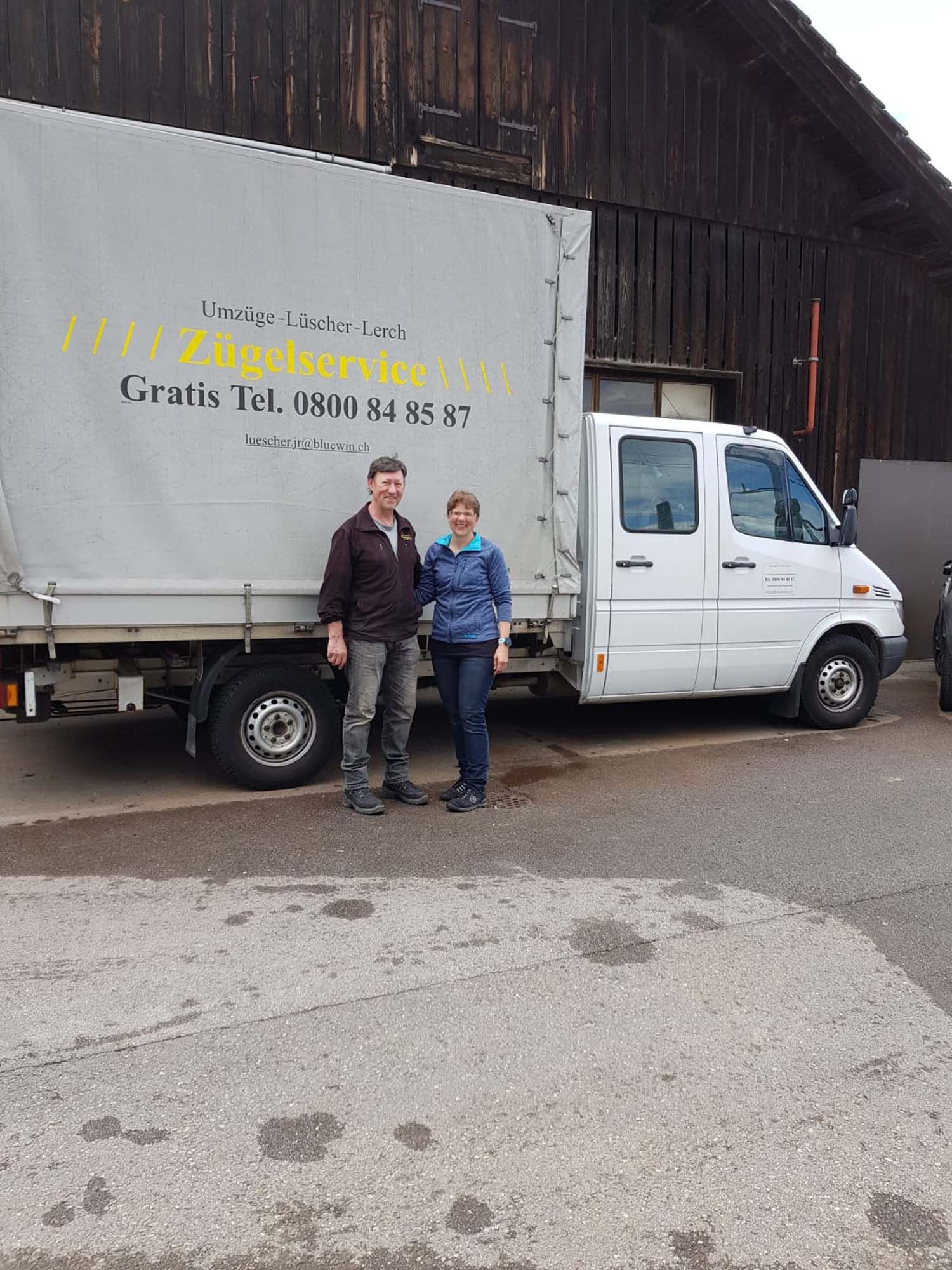 Ehepaar Lüscher vor Fahrzeug - Umzüge Lüscher-Lerch