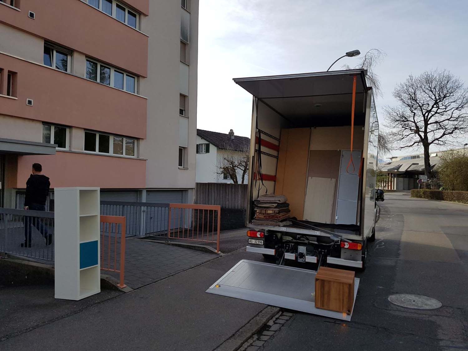 Fahrzeug beladen - Umzüge Lüscher-Lerch