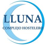 Logotipo: &ldquo;LLUNA&rdquo; en texto azul, con una luna creciente y un c&iacute;rculo azul, &ldquo;COMPLEJO HOSTELERO&rdquo; debajo.
