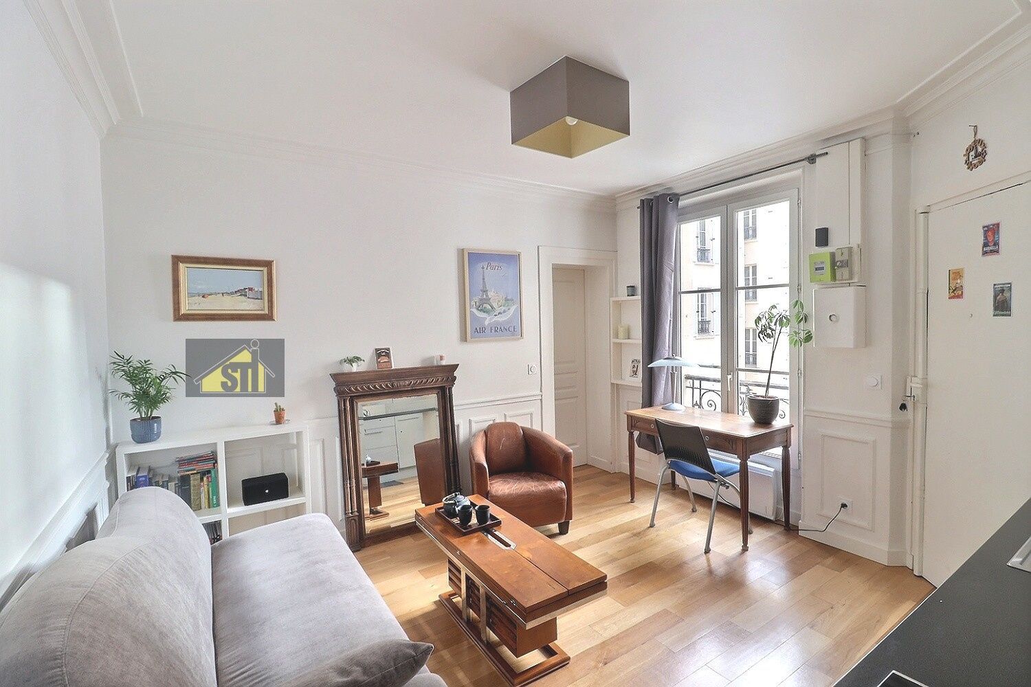 Présentation de l'appartement, peinture blanche et moulures.