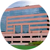 Un gran edificio con muchas ventanas está en un círculo.