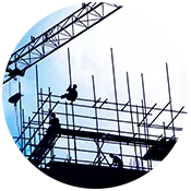 Un grupo de trabajadores de la construcción está trabajando en un andamio en la parte superior de un edificio.