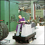 Un hombre conduce una máquina en una fábrica.