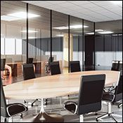Una sala de conferencias con una mesa larga y sillas.