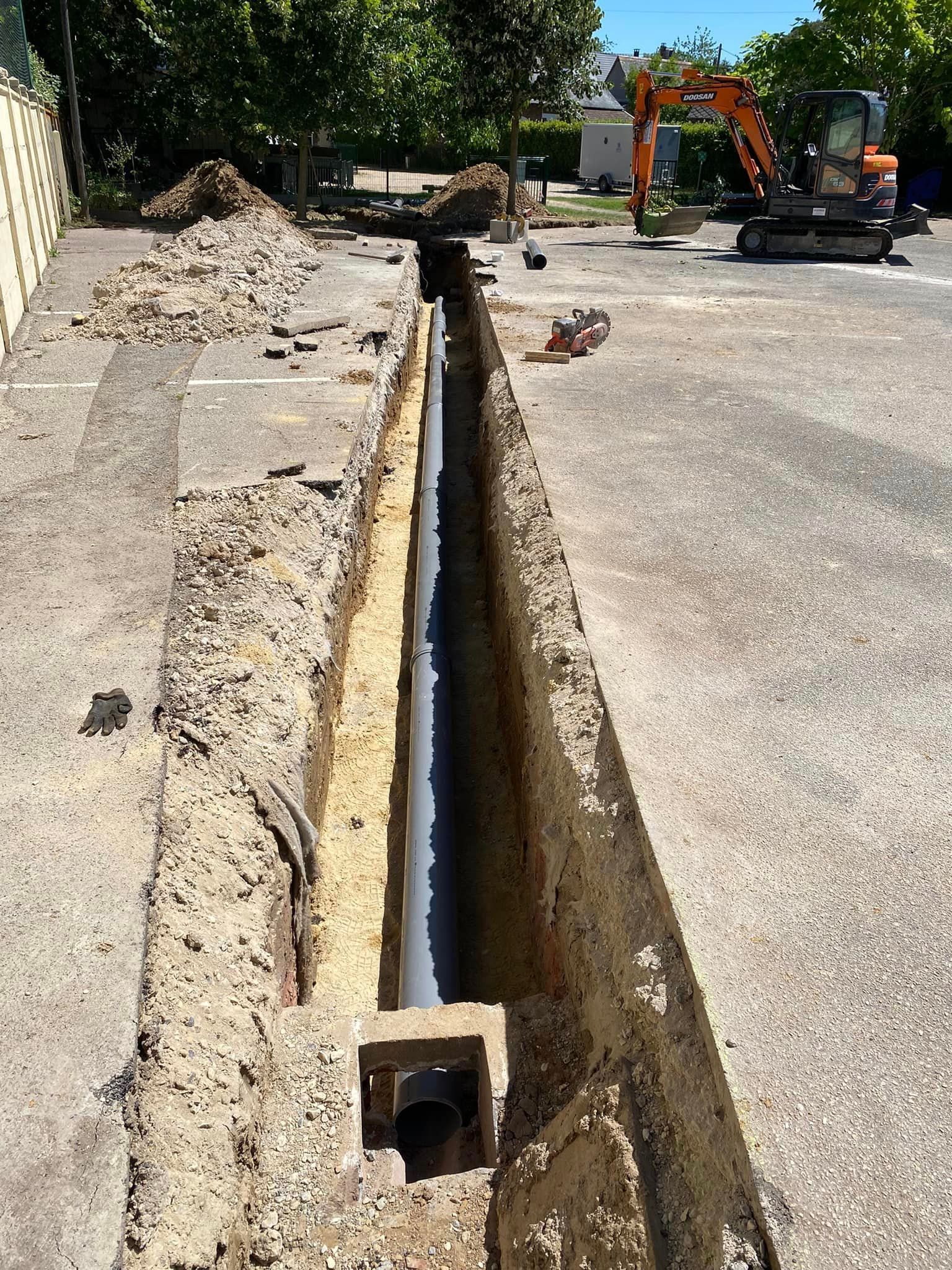 Tranchée pour le passage des tuyaux d’assainissement