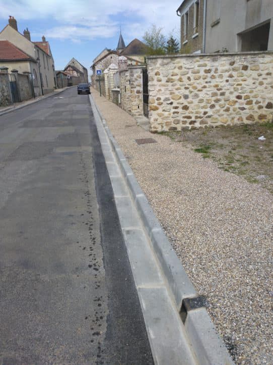 Trottoir dans une rue