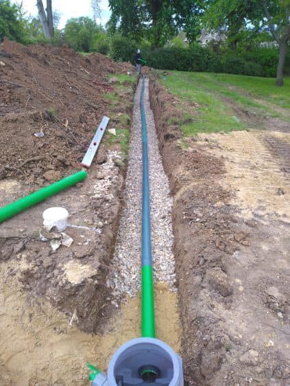 Tuyaux dans une tranchée