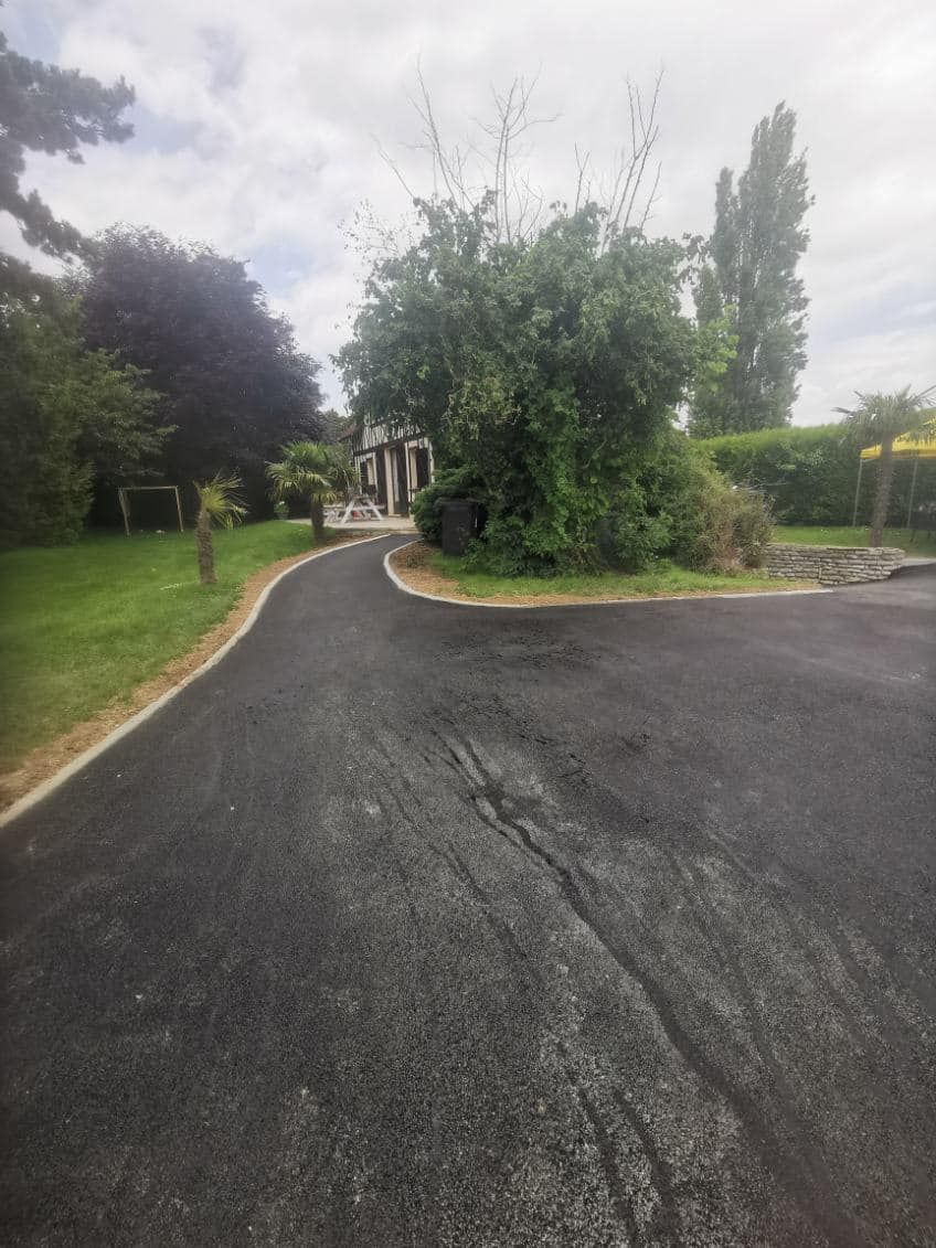 Cour et chemin en enrobé