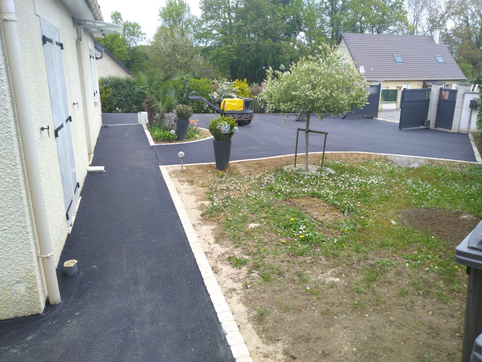 Allée en enrobé noir