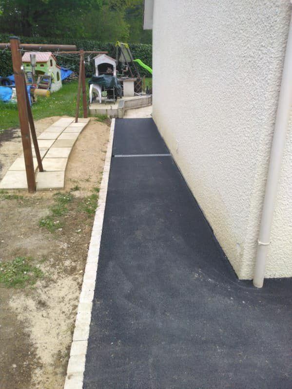 Tour de maison en enrobé noir