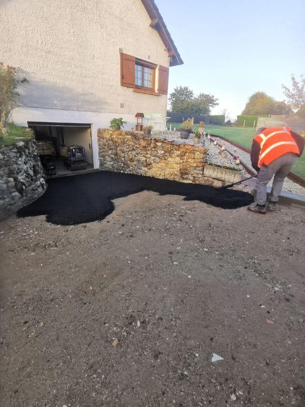 Pose d'un enrobé noir
