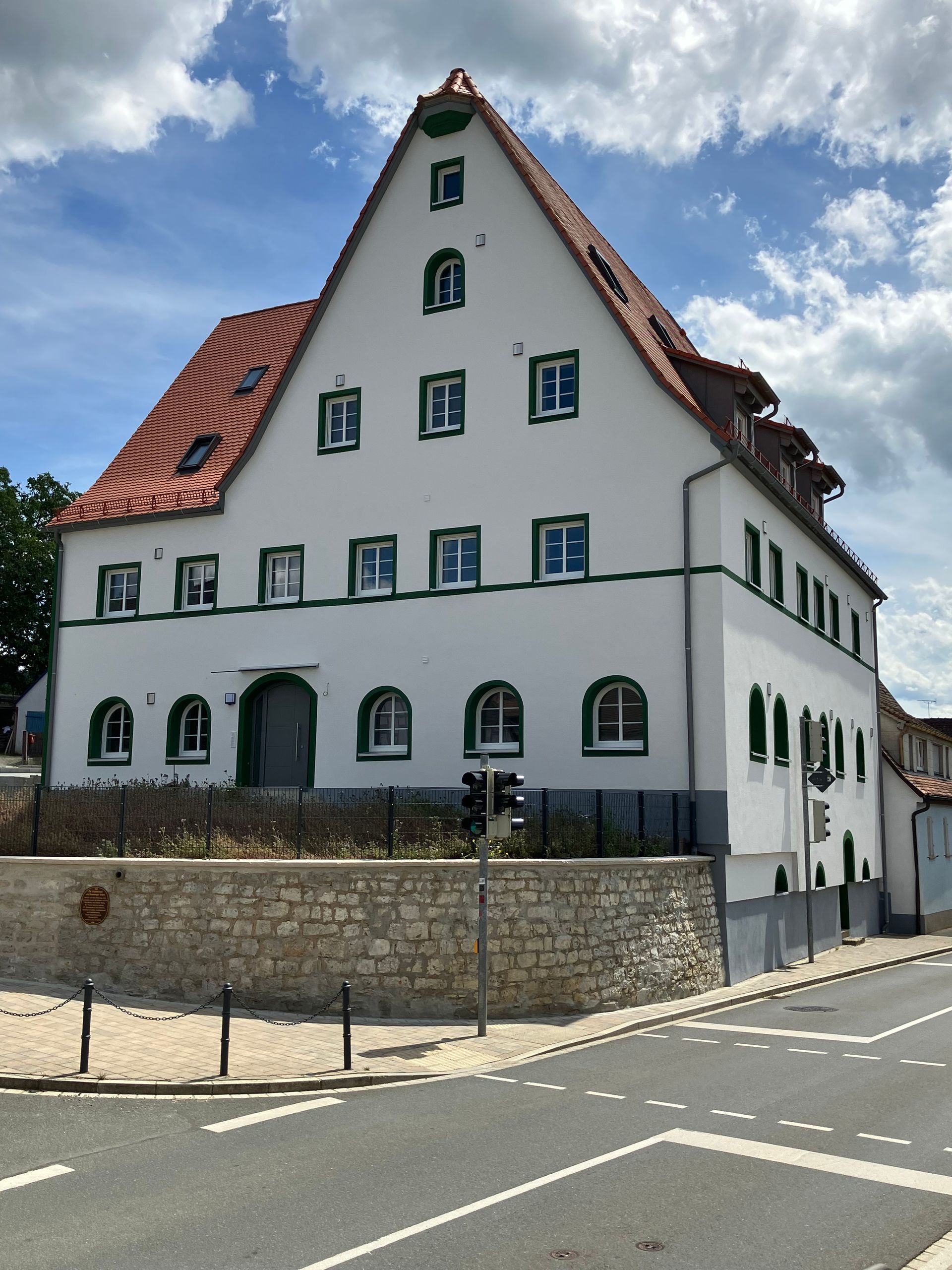 Platzhalterbildsymbol auf grauem Hintergrund.