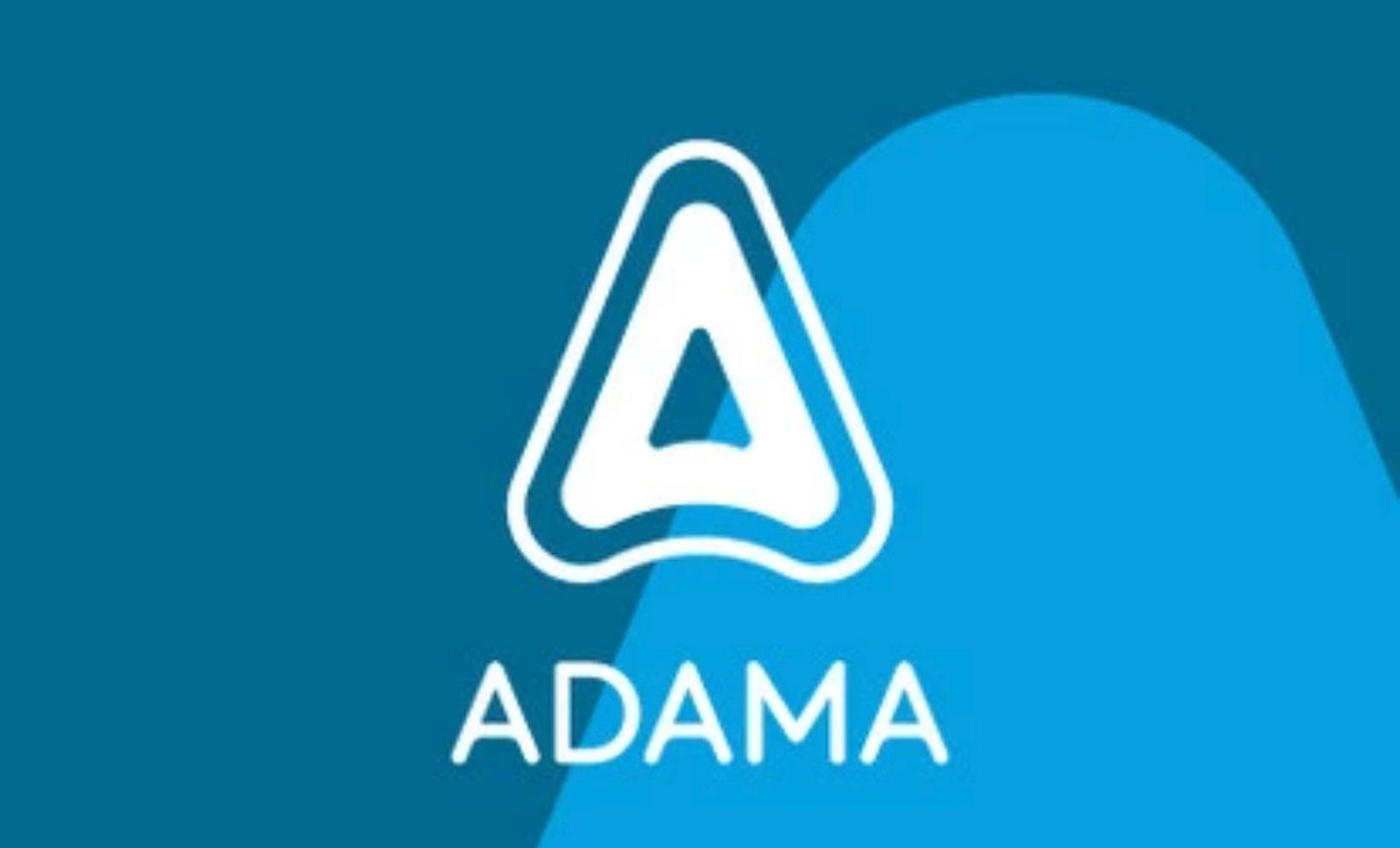 Logotipo de ADAMA en blanco sobre fondo verde azulado con un emblema triangular estilizado