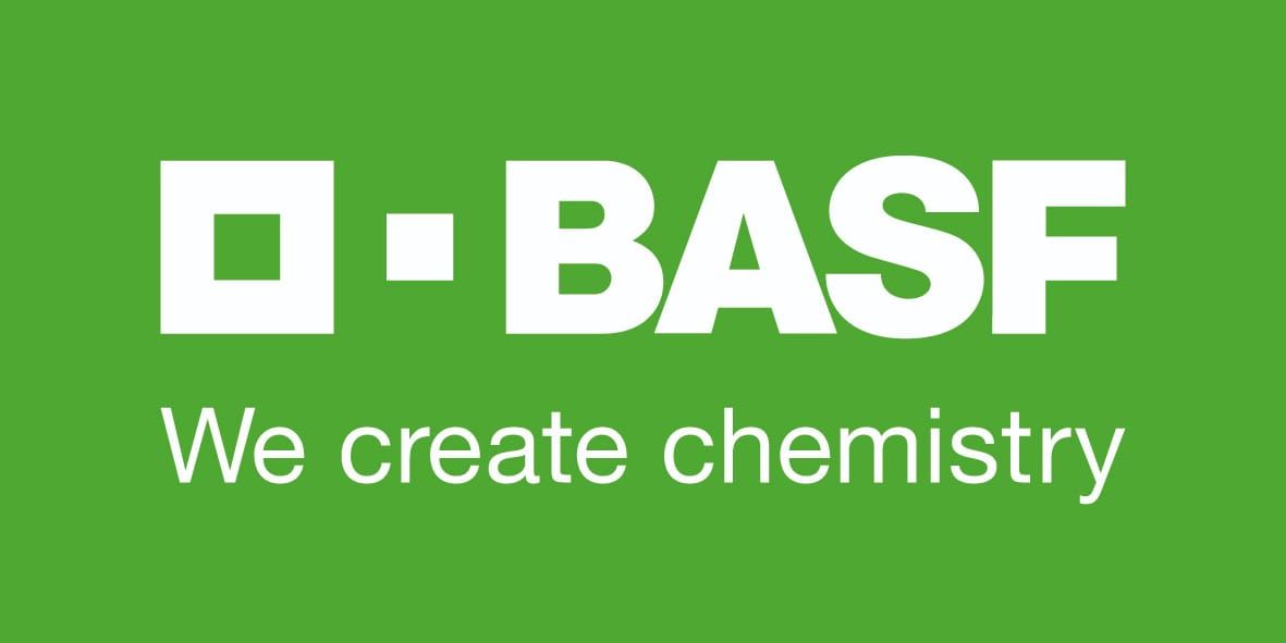 Logotipo de BASF sobre fondo verde con el eslogan “Creamos química”.