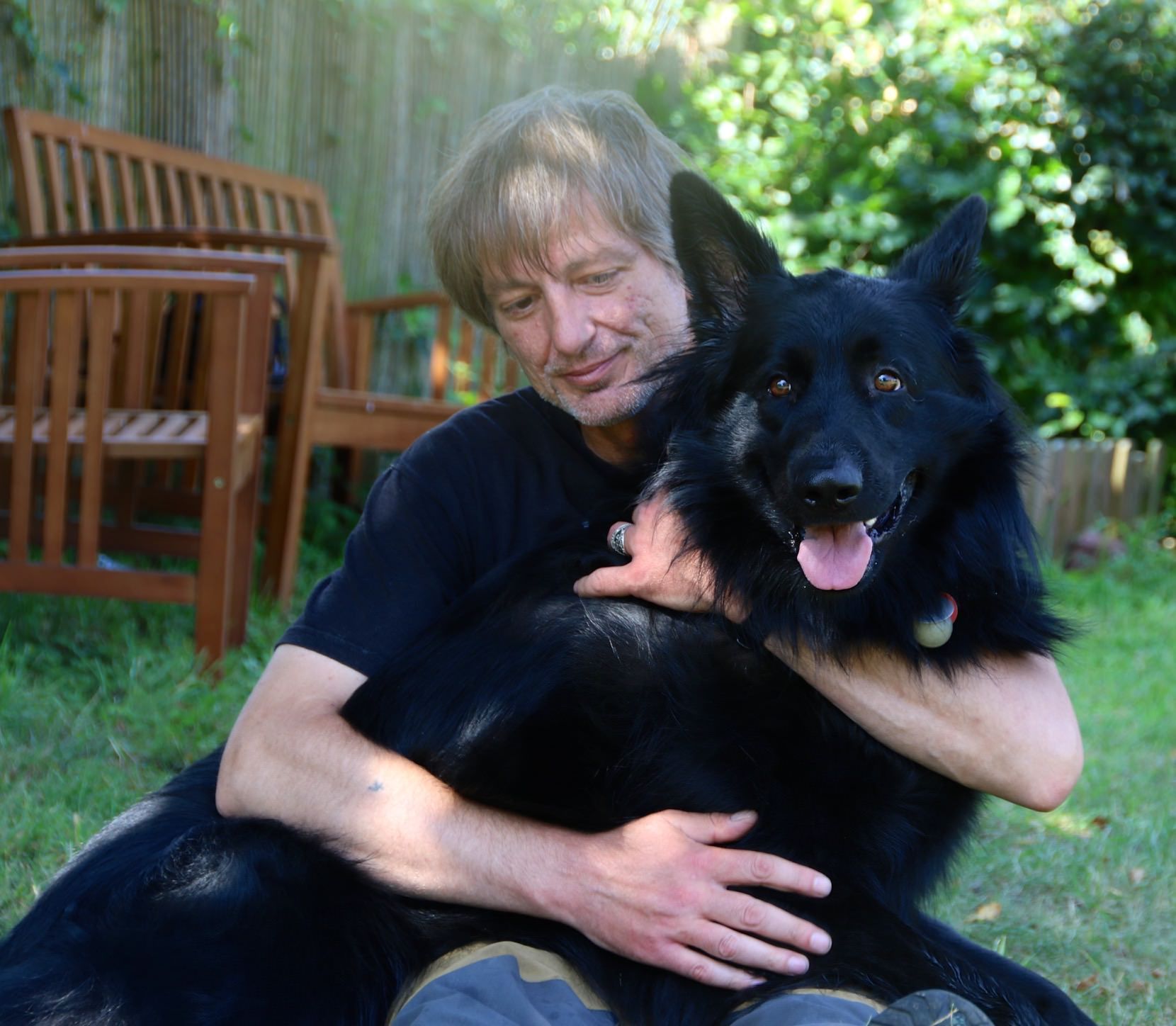 Thanos Zois mit seinem Hund im Arm