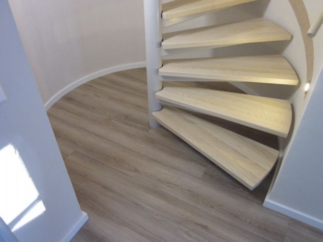 Holzboden und Treppe in 2 Varianten