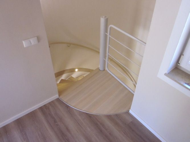 Holzboden und Treppe in 2 Varianten