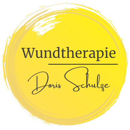 Ein gelbes, kreisf&ouml;rmiges Logo mit dem Text &bdquo;Wundtherapie&ldquo; &uuml;ber &bdquo;Doris Schulze&ldquo; in einer eleganten schwarzen Schreibschrift.