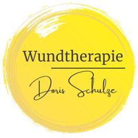Ein gelbes, kreisförmiges Logo mit dem Text „Wundtherapie“ über „Doris Schulze“ in einer eleganten schwarzen Schreibschrift.