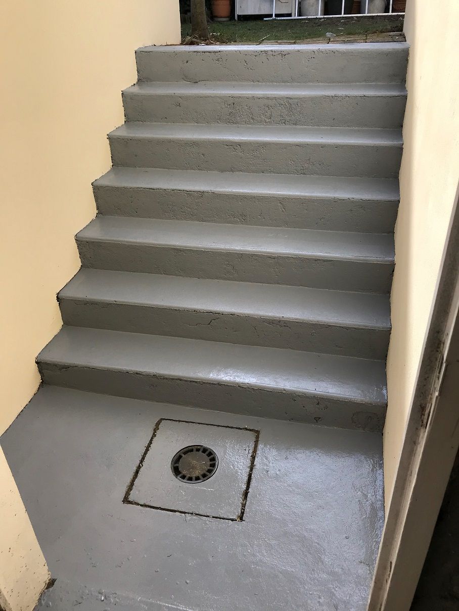 Escalier en intérieur, imitation finition en béton avec peinture grise