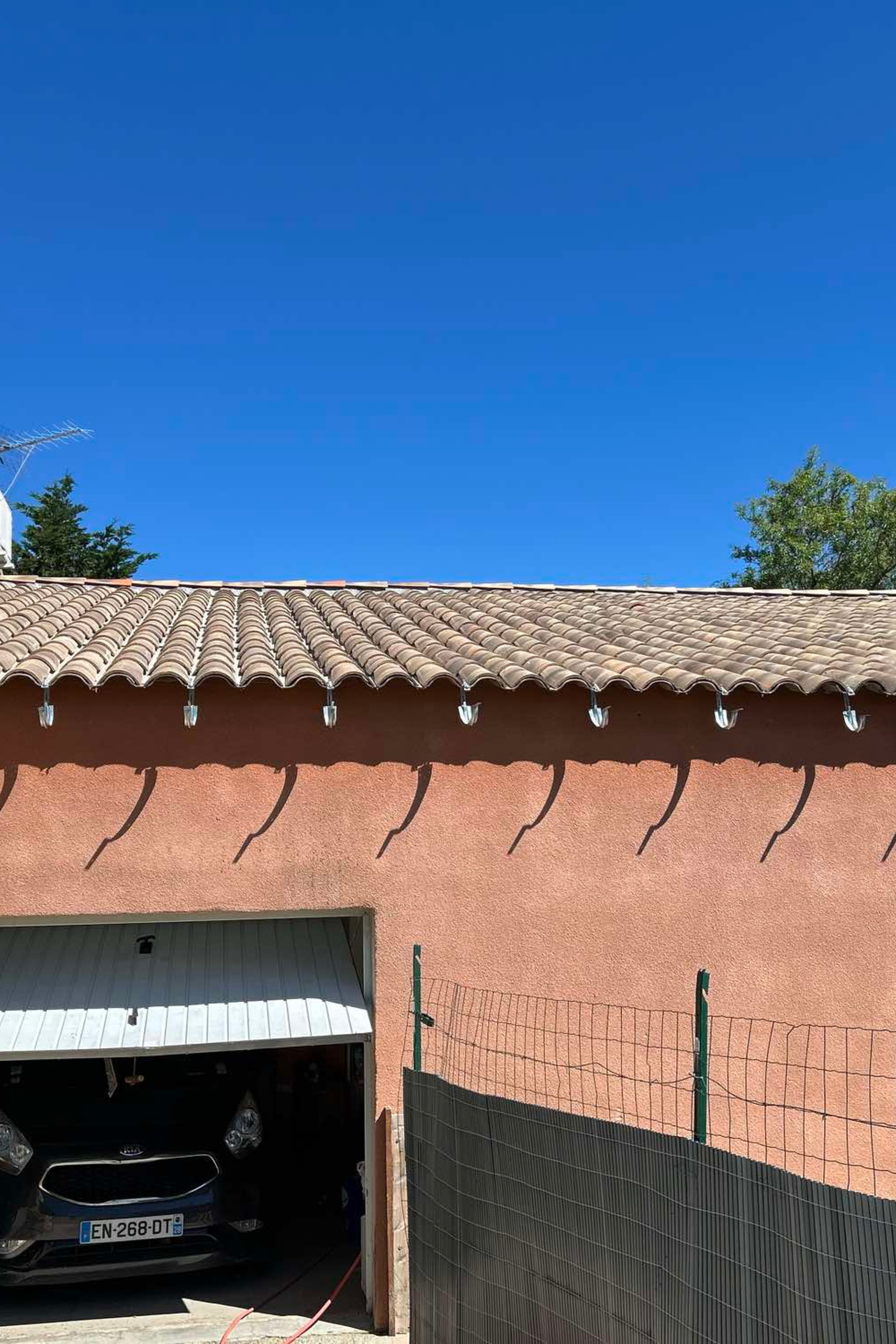 Le plafond d'un bâtiment en briques est en train d'être construit avec des poutres en bois.