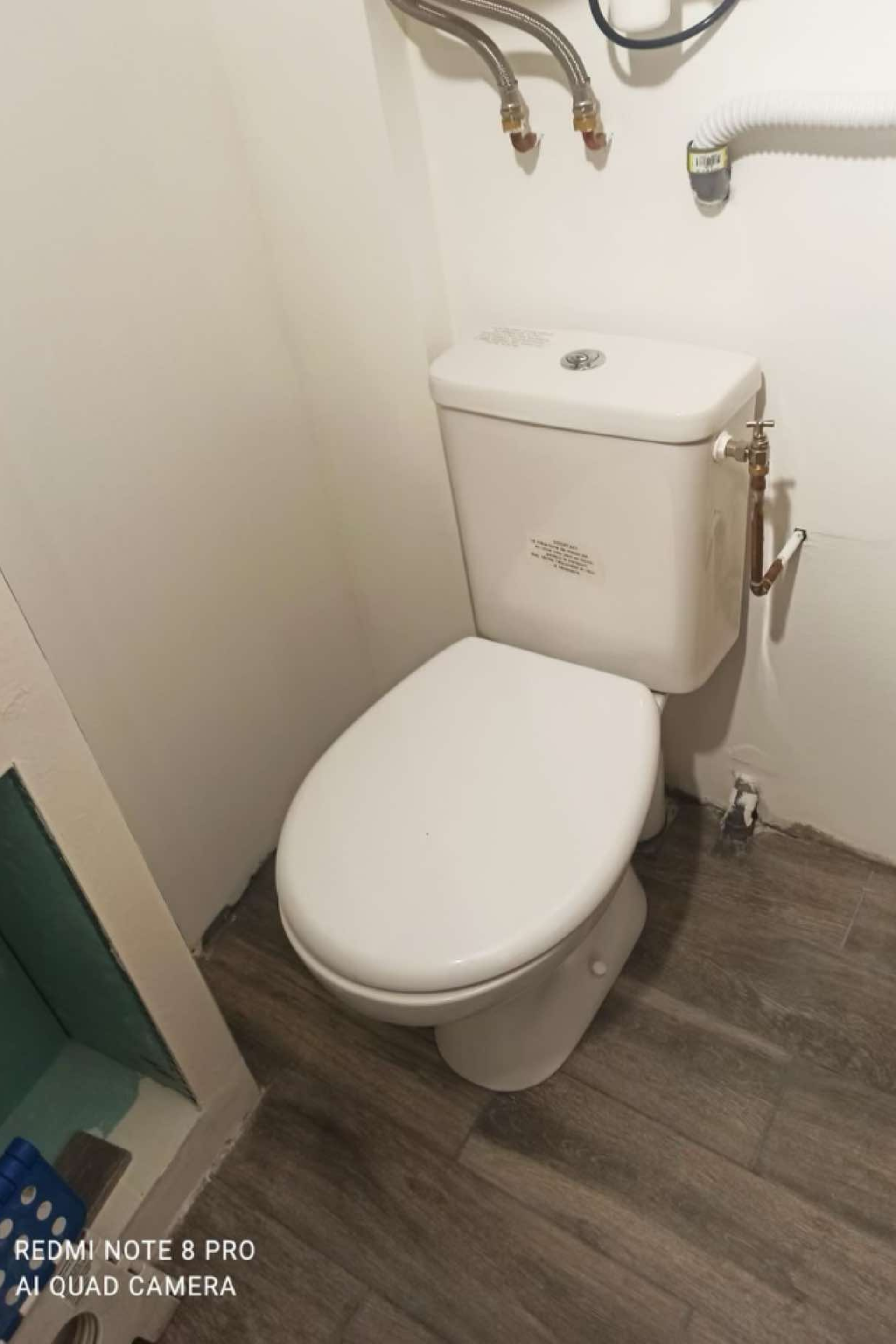 Une personne se lave les mains dans un lavabo de salle de bain.