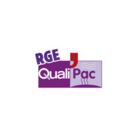 Un logo violet et blanc pour rge quali pac sur fond blanc.