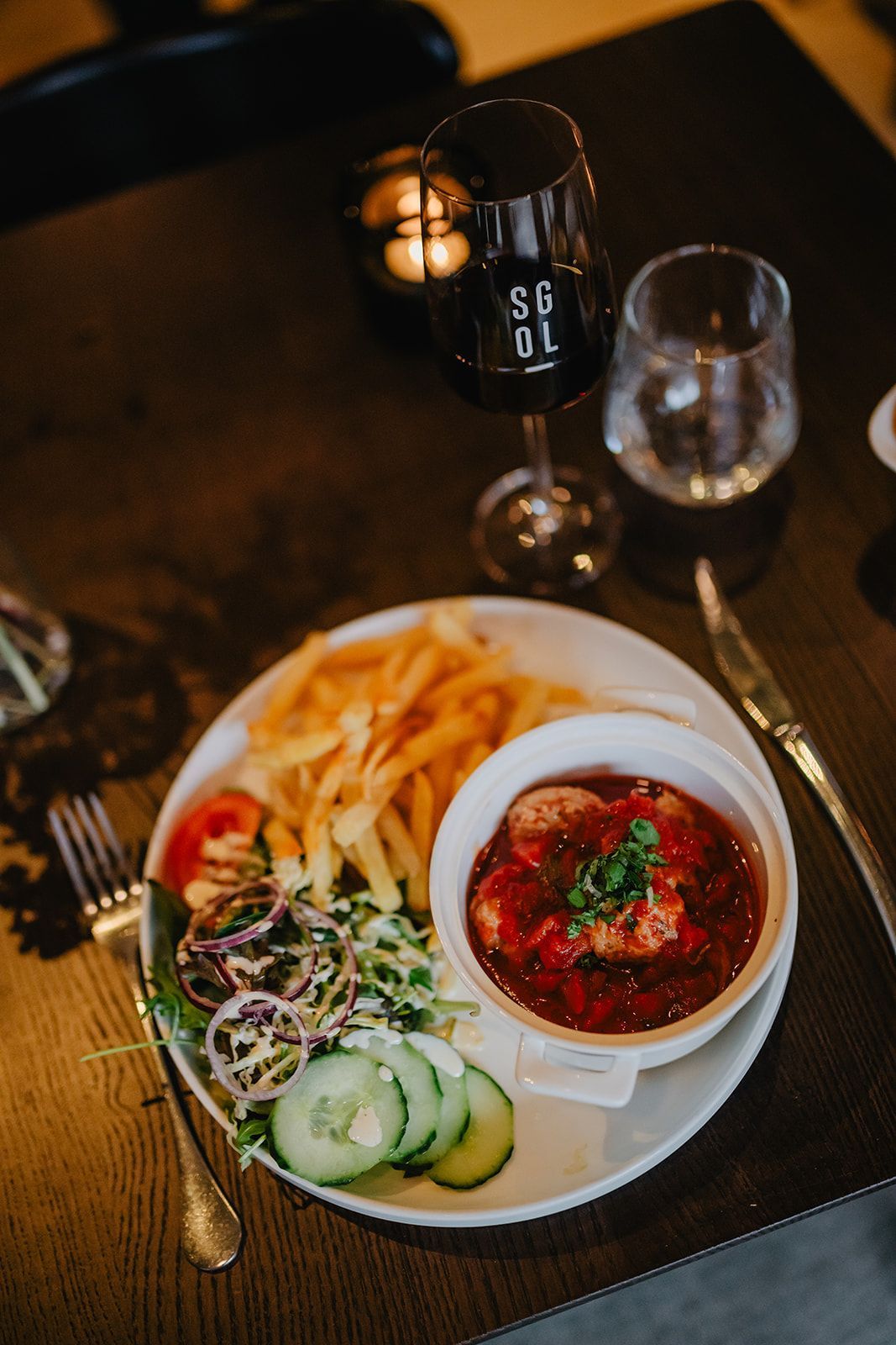 frietjes met balletjes