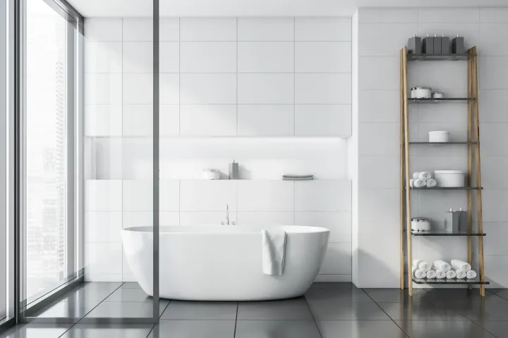 Un baño con bañera y escalera.