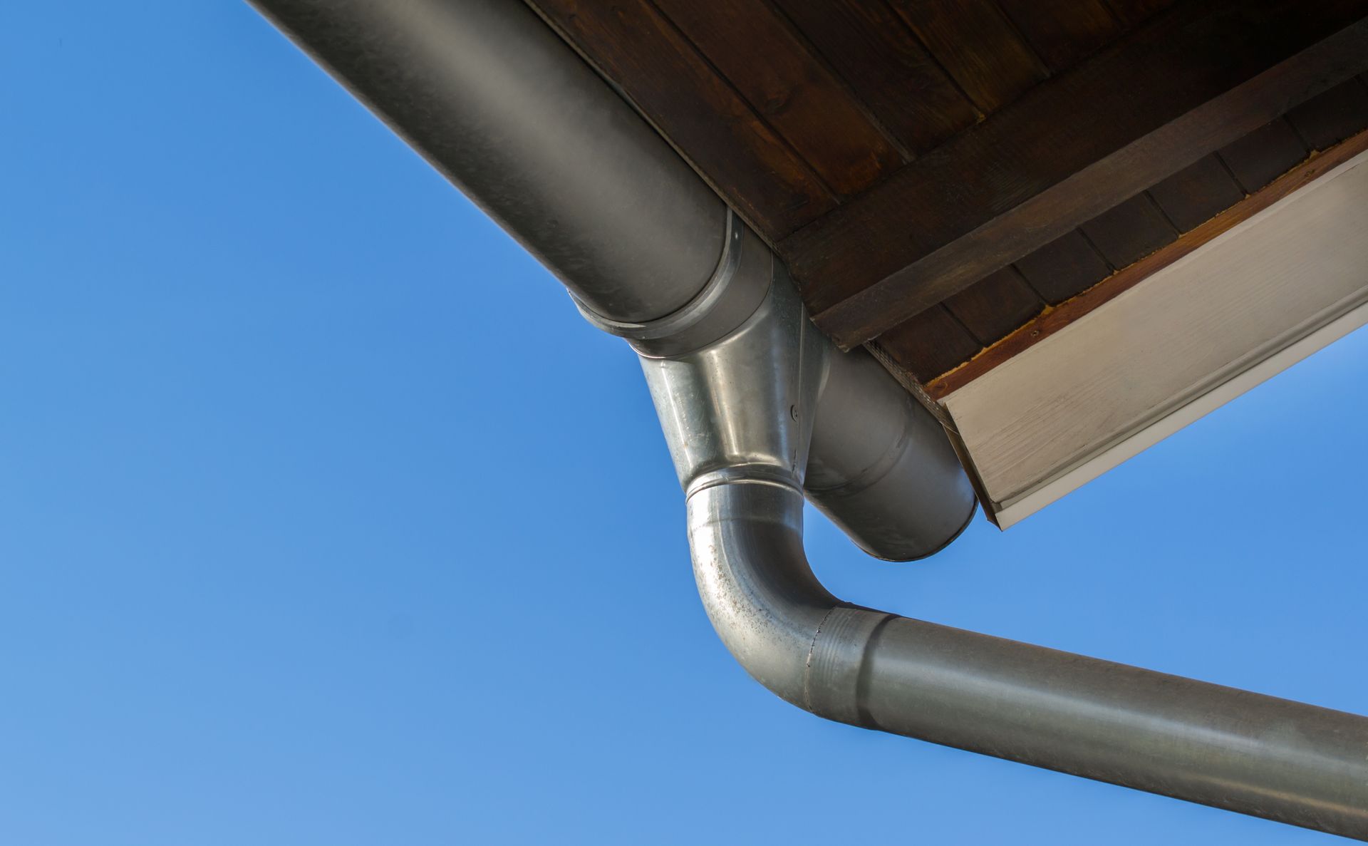 Gouttière et descente d'eaux pluviales en zinc