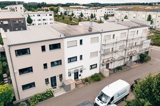 Oranggraues Mehrfamilienhaus Außenansicht