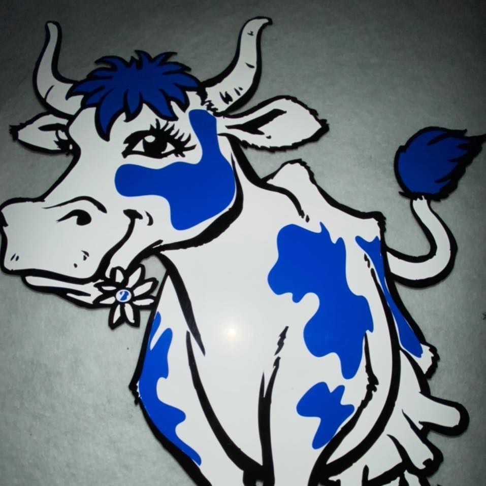 Dessin animé d'une vache bleue et blanche souriante avec une fleur dans la bouche.