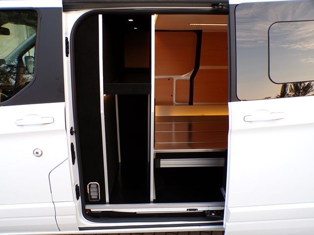 Seitenansicht eines Bestattungsfahrzeugs mit modernem Holzinnenausbau.