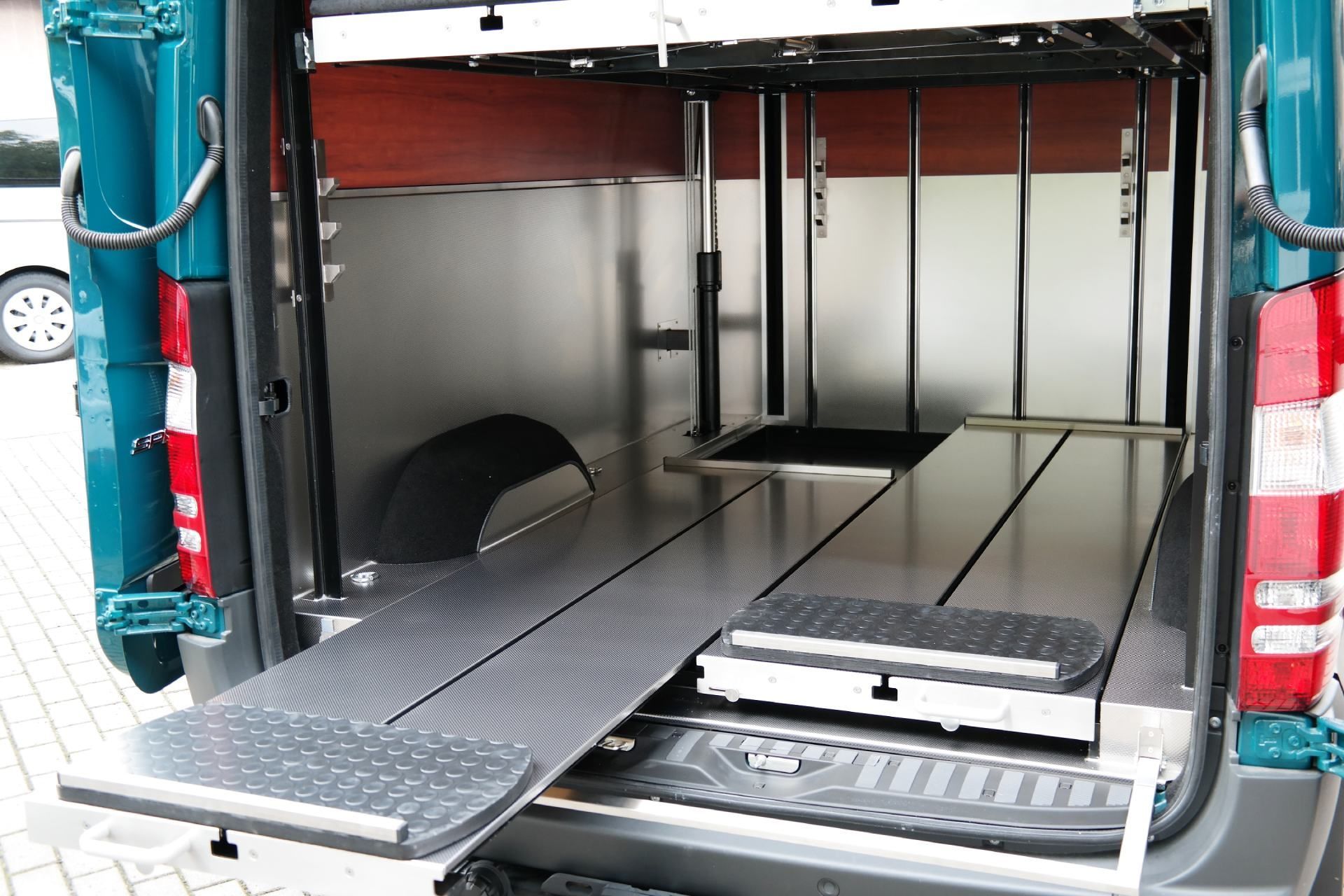 Professioneller Bestattungswagen mit flexiblem 4-Sarg-Transportsystem