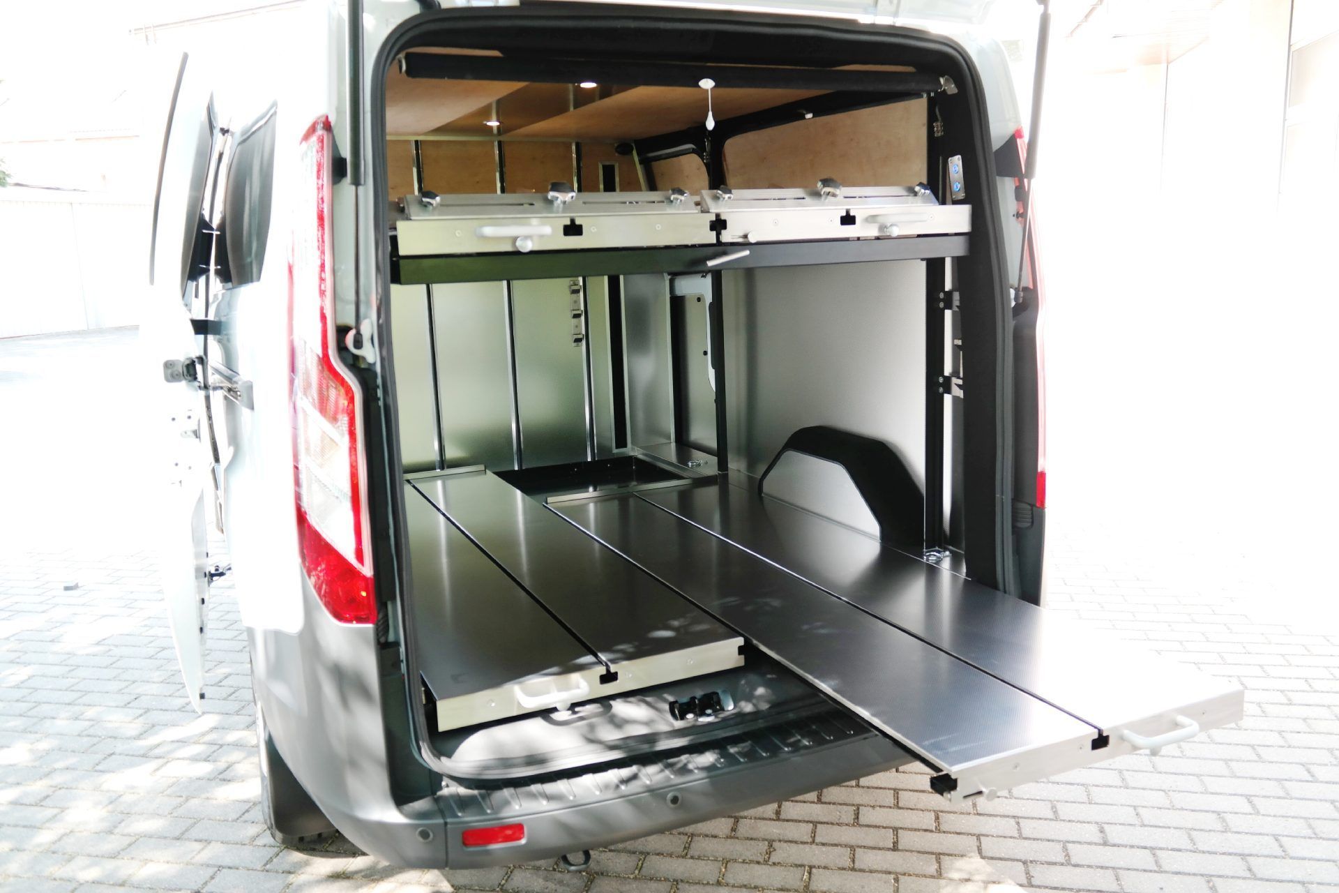 Professioneller Fahrzeugausbau für sicheren Sargtransport mit ausziehbarer Ladeplatte