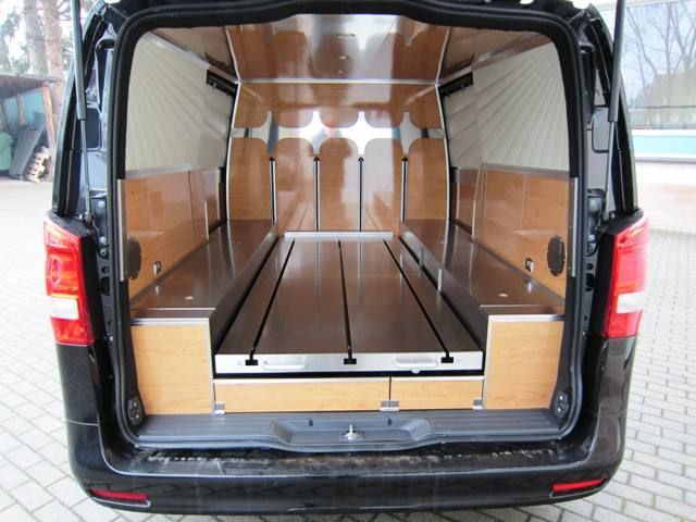 Professioneller Fahrzeugausbau für sicheren und flexiblen Sargtransport