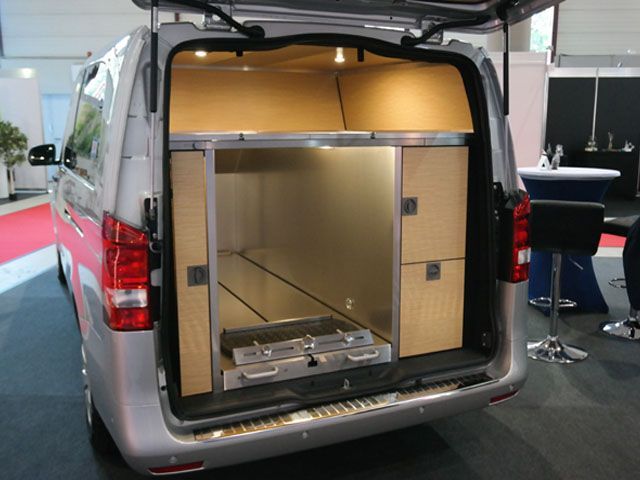 Innenraum eines modernen Bestattungsfahrzeugs mit LED-Beleuchtung und Holzverkleidung
