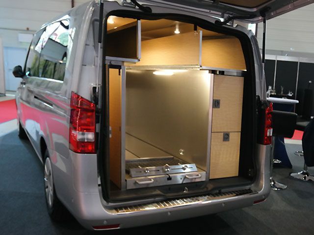 Heckausbau mit 1-Sarg-System und integrierten Staufächern im Bestattungswagen